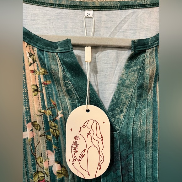 NWT Green Floral V-Neck Long Sleeve Top - Picture 4 of 6